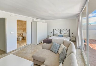 Fantastyczny, południowo-zachodni czteropokojowy dwupoziomowy apartament, ustawiony w doskonałej pozycji w prestiżowym Puerto Banús, Marbella
