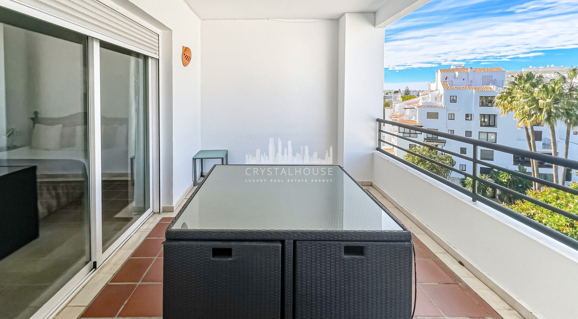 Fantastyczny, południowo-zachodni czteropokojowy dwupoziomowy apartament, ustawiony w doskonałej pozycji w prestiżowym Puerto Banús, Marbella