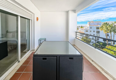 Fantastyczny, południowo-zachodni czteropokojowy dwupoziomowy apartament, ustawiony w doskonałej pozycji w prestiżowym Puerto Banús, Marbella
