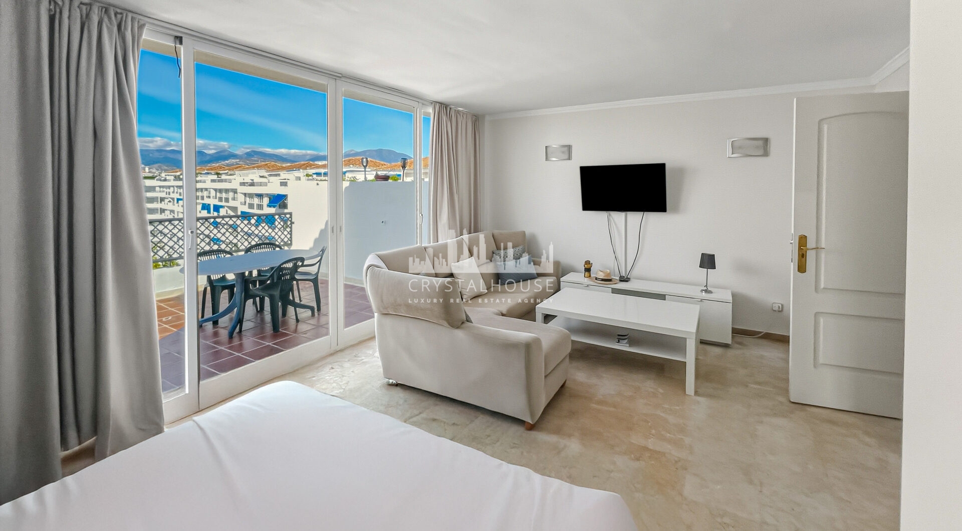 Fantastyczny, południowo-zachodni czteropokojowy dwupoziomowy apartament, ustawiony w doskonałej pozycji w prestiżowym Puerto Banús, Marbella