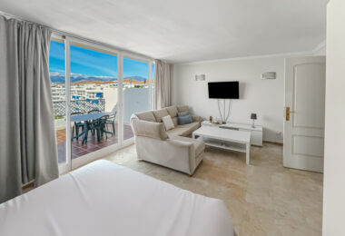 Fantastyczny, południowo-zachodni czteropokojowy dwupoziomowy apartament, ustawiony w doskonałej pozycji w prestiżowym Puerto Banús, Marbella