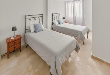 Fantastyczny, południowo-zachodni czteropokojowy dwupoziomowy apartament, ustawiony w doskonałej pozycji w prestiżowym Puerto Banús, Marbella