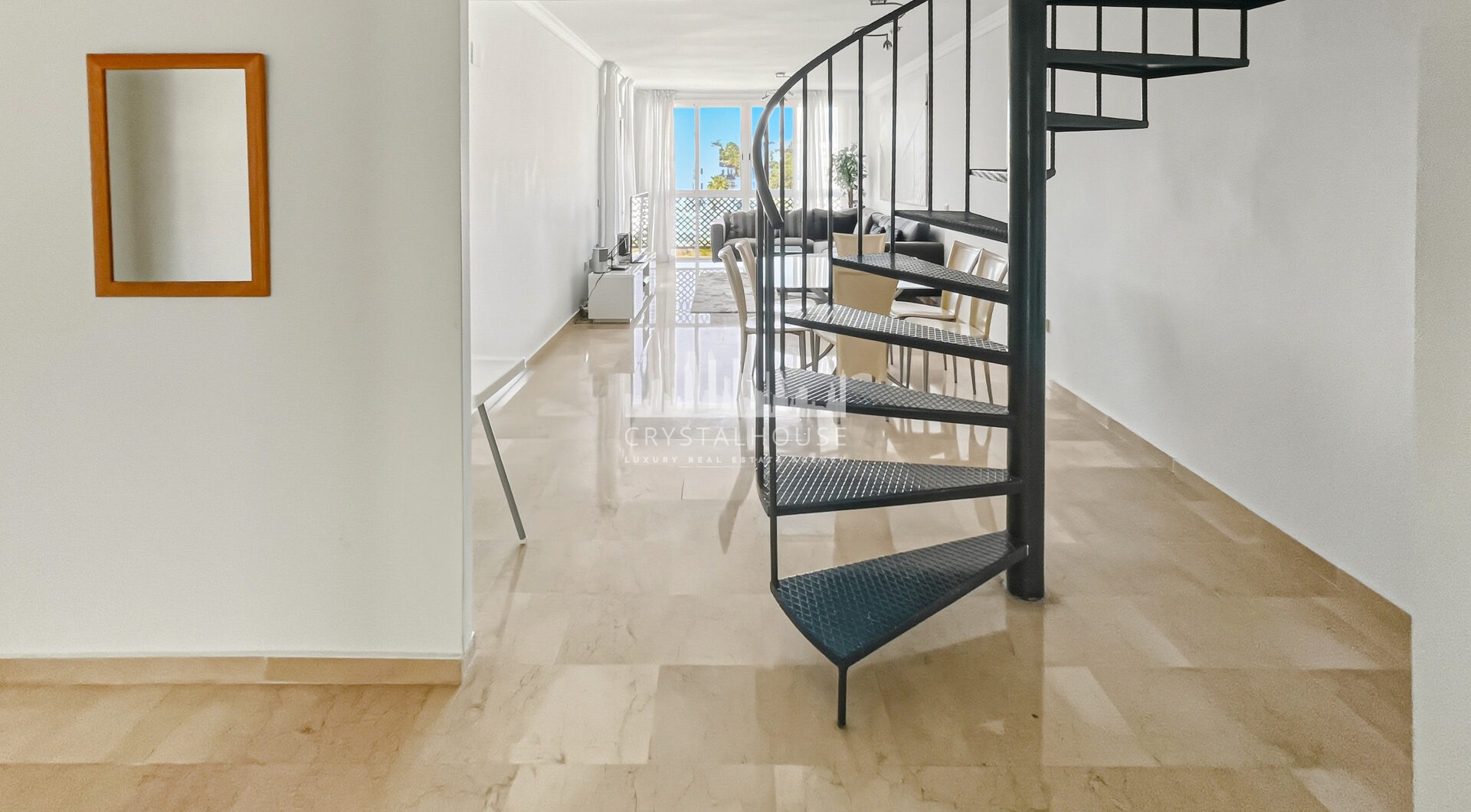 Fantastyczny, południowo-zachodni czteropokojowy dwupoziomowy apartament, ustawiony w doskonałej pozycji w prestiżowym Puerto Banús, Marbella