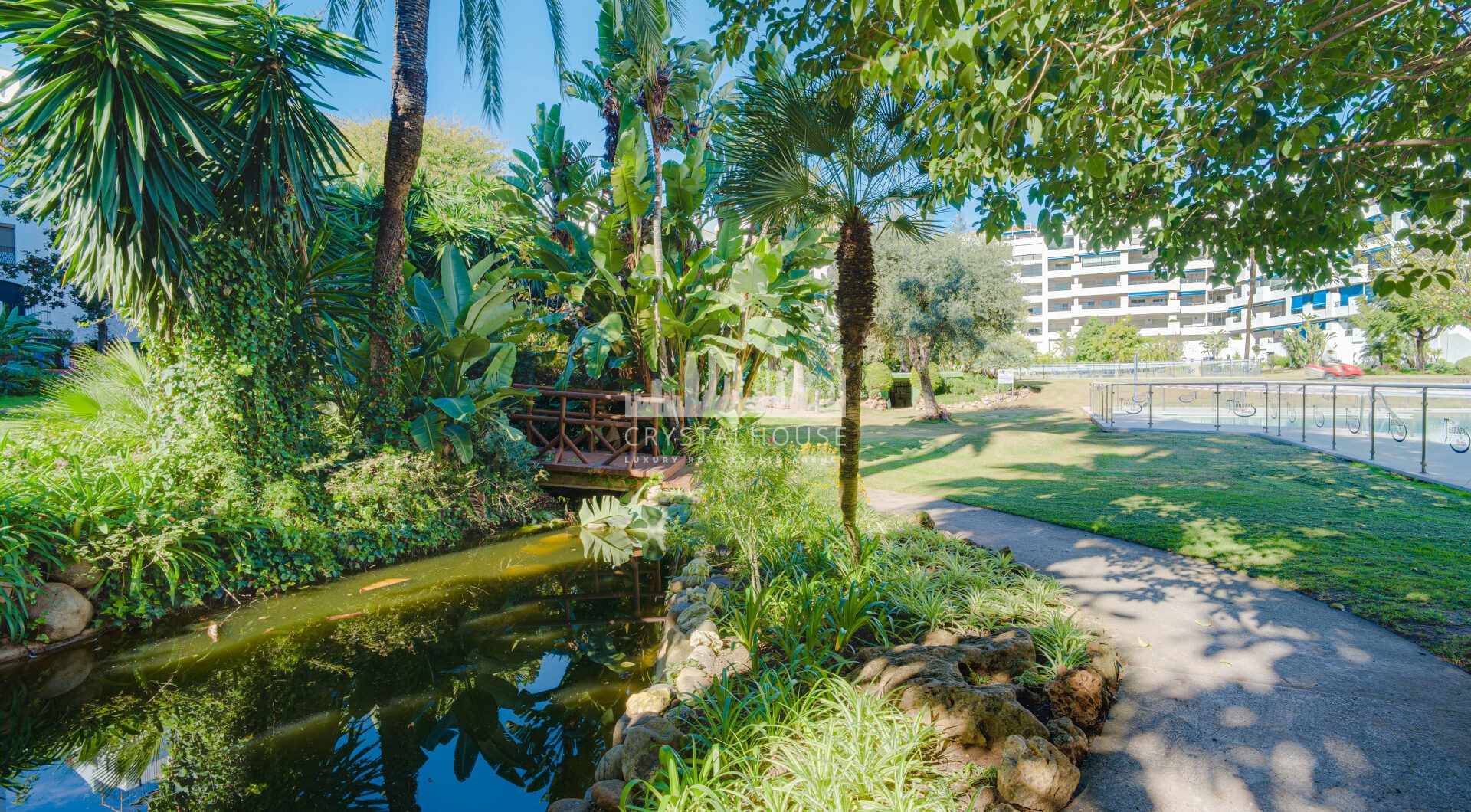 Fantastyczny, południowo-zachodni czteropokojowy dwupoziomowy apartament, ustawiony w doskonałej pozycji w prestiżowym Puerto Banús, Marbella