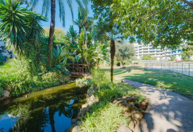 Fantastyczny, południowo-zachodni czteropokojowy dwupoziomowy apartament, ustawiony w doskonałej pozycji w prestiżowym Puerto Banús, Marbella