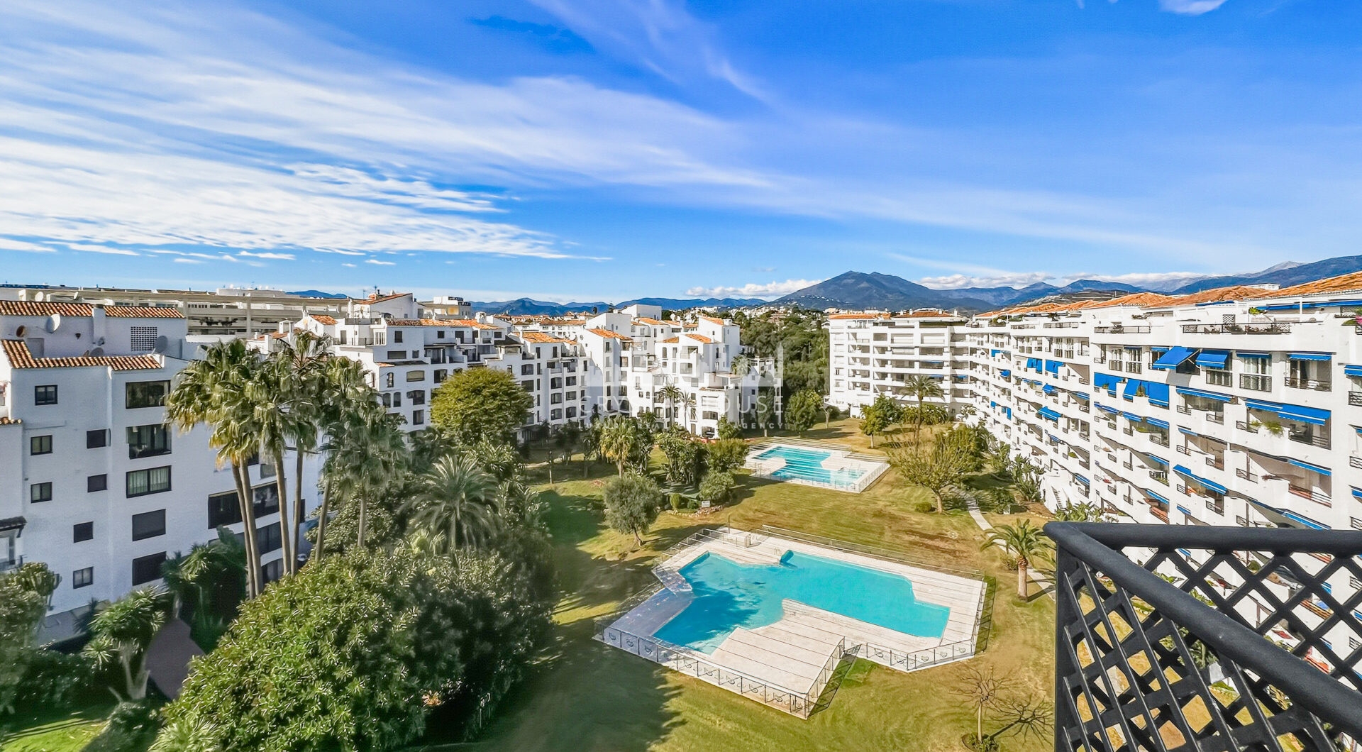 Fantastyczny, południowo-zachodni czteropokojowy dwupoziomowy apartament, ustawiony w doskonałej pozycji w prestiżowym Puerto Banús, Marbella