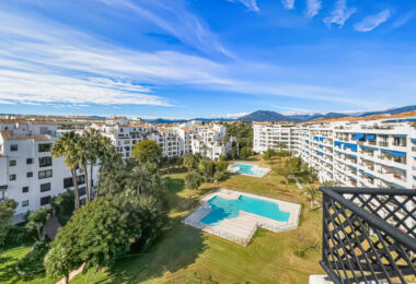 Fantastyczny, południowo-zachodni czteropokojowy dwupoziomowy apartament, ustawiony w doskonałej pozycji w prestiżowym Puerto Banús, Marbella