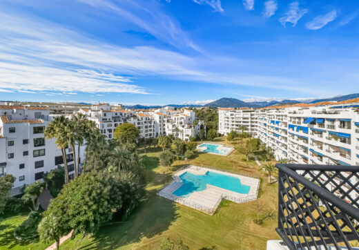 Fantastyczny, południowo-zachodni czteropokojowy dwupoziomowy apartament, ustawiony w doskonałej pozycji w prestiżowym Puerto Banús, Marbella