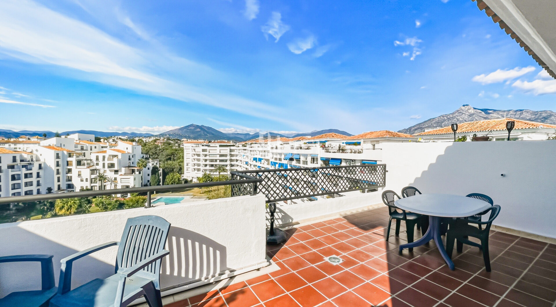 Fantastyczny, południowo-zachodni czteropokojowy dwupoziomowy apartament, ustawiony w doskonałej pozycji w prestiżowym Puerto Banús, Marbella