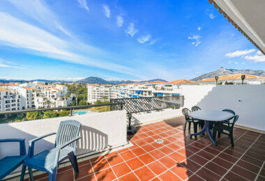 Fantastyczny, południowo-zachodni czteropokojowy dwupoziomowy apartament, ustawiony w doskonałej pozycji w prestiżowym Puerto Banús, Marbella