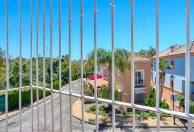 Elegancki dwie sypialnie, południowo-zachodni dom miejski w ekskluzywnej strzeżonej społeczności Nueva Andalucia, Marbella