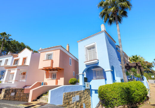 Elegancki dwie sypialnie, południowo-zachodni dom miejski w ekskluzywnej strzeżonej społeczności Nueva Andalucia, Marbella
