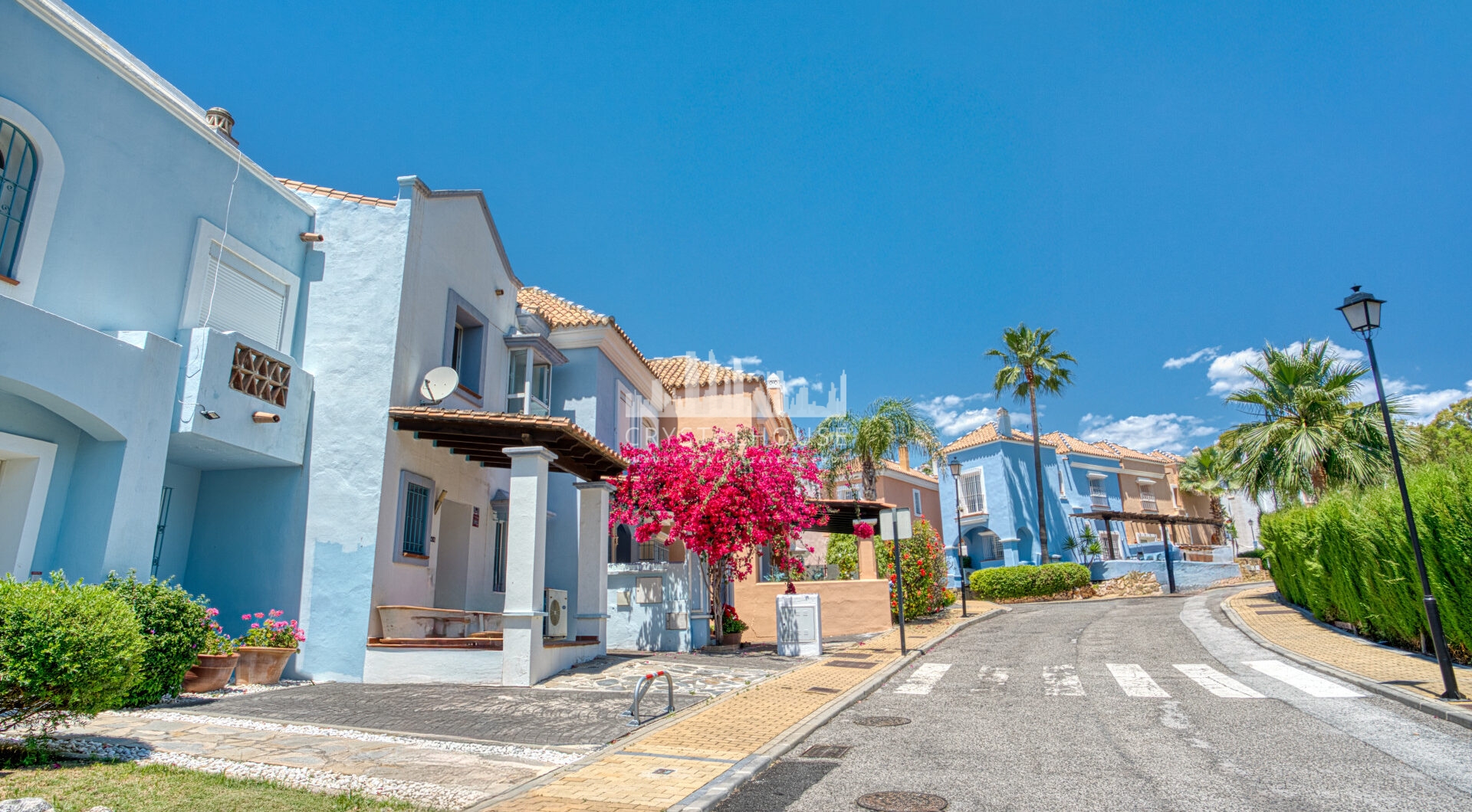 Elegancki dwie sypialnie, południowo-zachodni dom miejski w ekskluzywnej strzeżonej społeczności Nueva Andalucia, Marbella