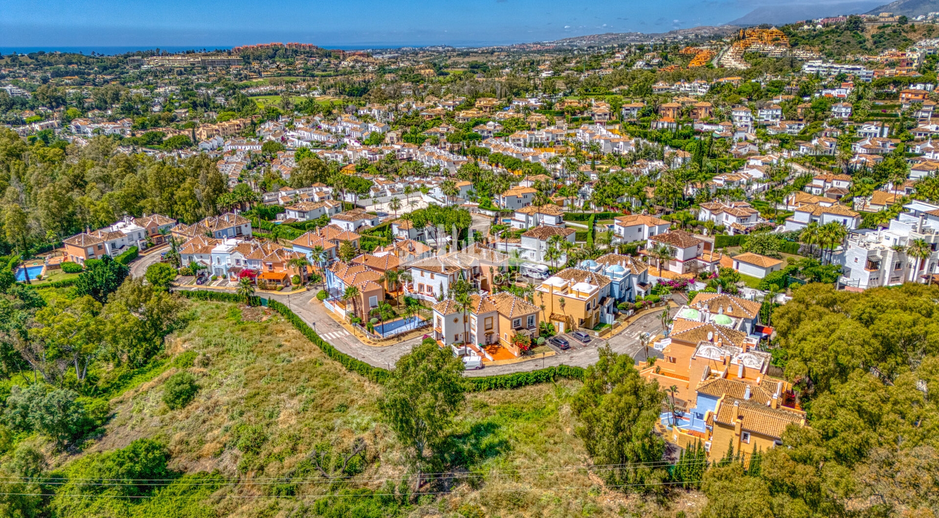 Elegancki dwie sypialnie, południowo-zachodni dom miejski w ekskluzywnej strzeżonej społeczności Nueva Andalucia, Marbella