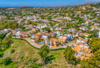 Elegancki dwie sypialnie, południowo-zachodni dom miejski w ekskluzywnej strzeżonej społeczności Nueva Andalucia, Marbella