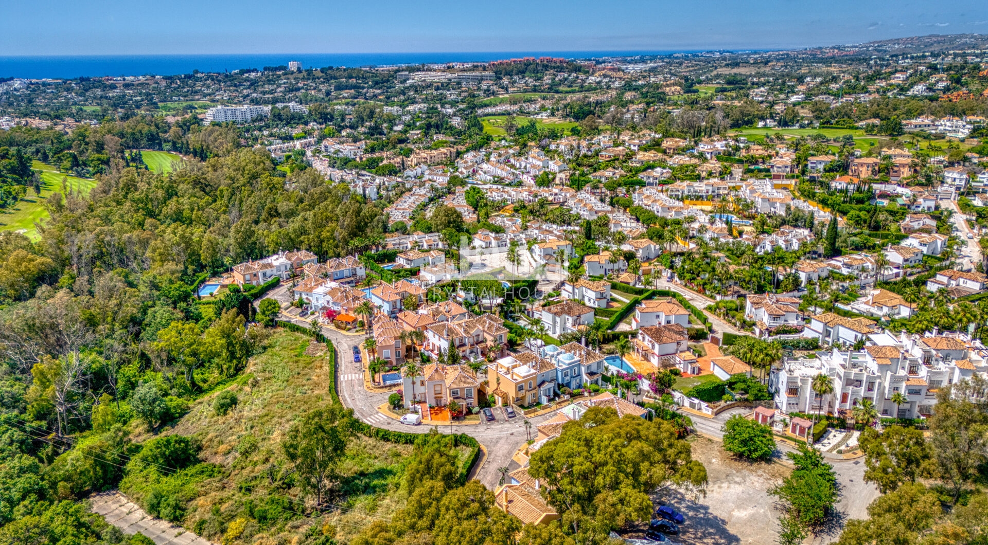 Elegancki dwie sypialnie, południowo-zachodni dom miejski w ekskluzywnej strzeżonej społeczności Nueva Andalucia, Marbella
