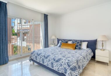Elegancki dwie sypialnie, południowo-zachodni dom miejski w ekskluzywnej strzeżonej społeczności Nueva Andalucia, Marbella
