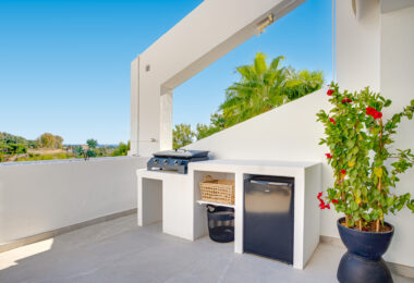 Nieskazitelnie odnowiony apartament na południowym wschodzie w prestiżowym La Quinta Golf, Benahavis