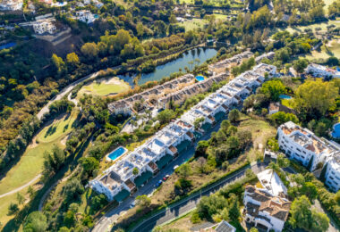 Nieskazitelnie odnowiony apartament na południowym wschodzie w prestiżowym La Quinta Golf, Benahavis