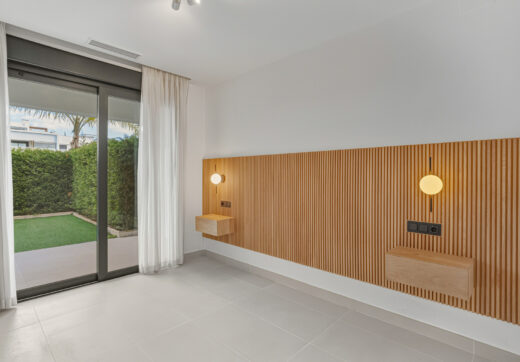 Well- przedstawione dwupokojowe mieszkanie na parterze znajduje się w popularnej strzeżonej społeczności, znajduje się w Cancelada