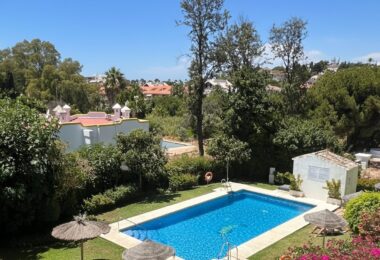 Jasny na południe, niedawno odnowiony dwupokojowe mieszkanie znajduje się w społeczności przy plaży Artola Baja, Marbella
