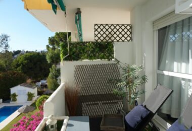 Jasny na południe, niedawno odnowiony dwupokojowe mieszkanie znajduje się w społeczności przy plaży Artola Baja, Marbella