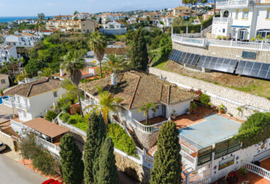 Doskonała możliwość reform - piękne południe zwrócone, trzy sypialnie Villa znajduje się w Riviera del Sol, Mijas Costa