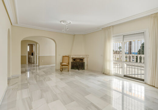 Doskonała możliwość reform - piękne południe zwrócone, trzy sypialnie Villa znajduje się w Riviera del Sol, Mijas Costa