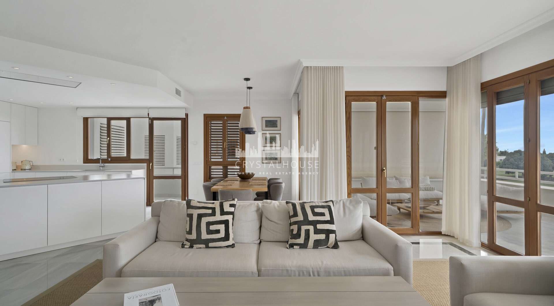 Pięknie odnowiony dwupokojowy apartament położony w prestiżowym Społeczność Alcores del Golf w Nueva Andalucía