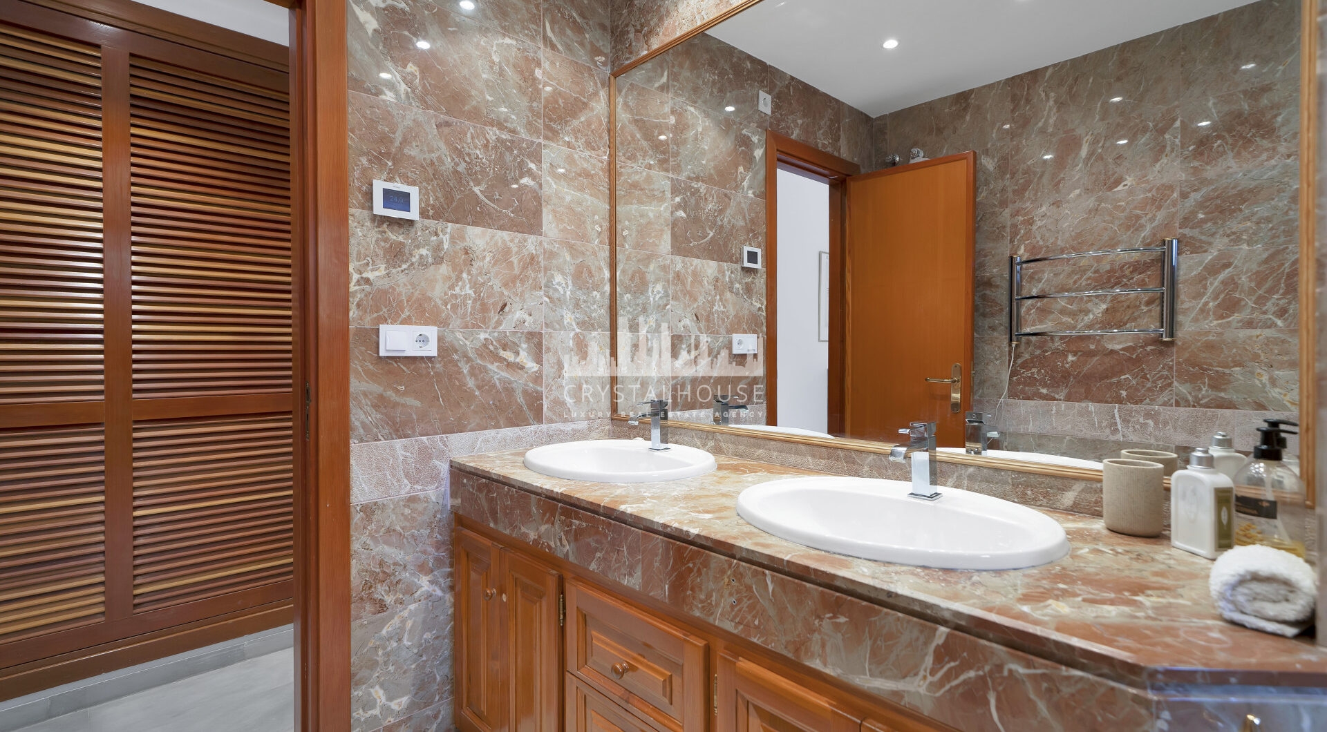 Pięknie odnowiony dwupokojowy apartament położony w prestiżowym Społeczność Alcores del Golf w Nueva Andalucía