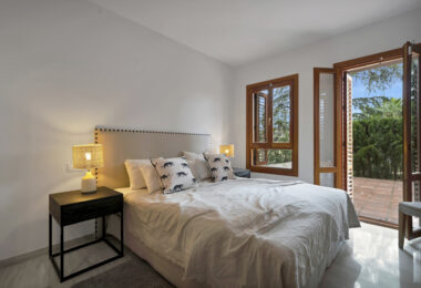 Pięknie odnowiony dwupokojowy apartament położony w prestiżowym Społeczność Alcores del Golf w Nueva Andalucía