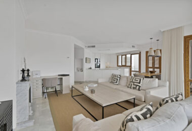 Pięknie odnowiony dwupokojowy apartament położony w prestiżowym Społeczność Alcores del Golf w Nueva Andalucía