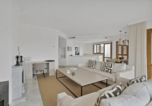 Pięknie odnowiony dwupokojowy apartament położony w prestiżowym Społeczność Alcores del Golf w Nueva Andalucía