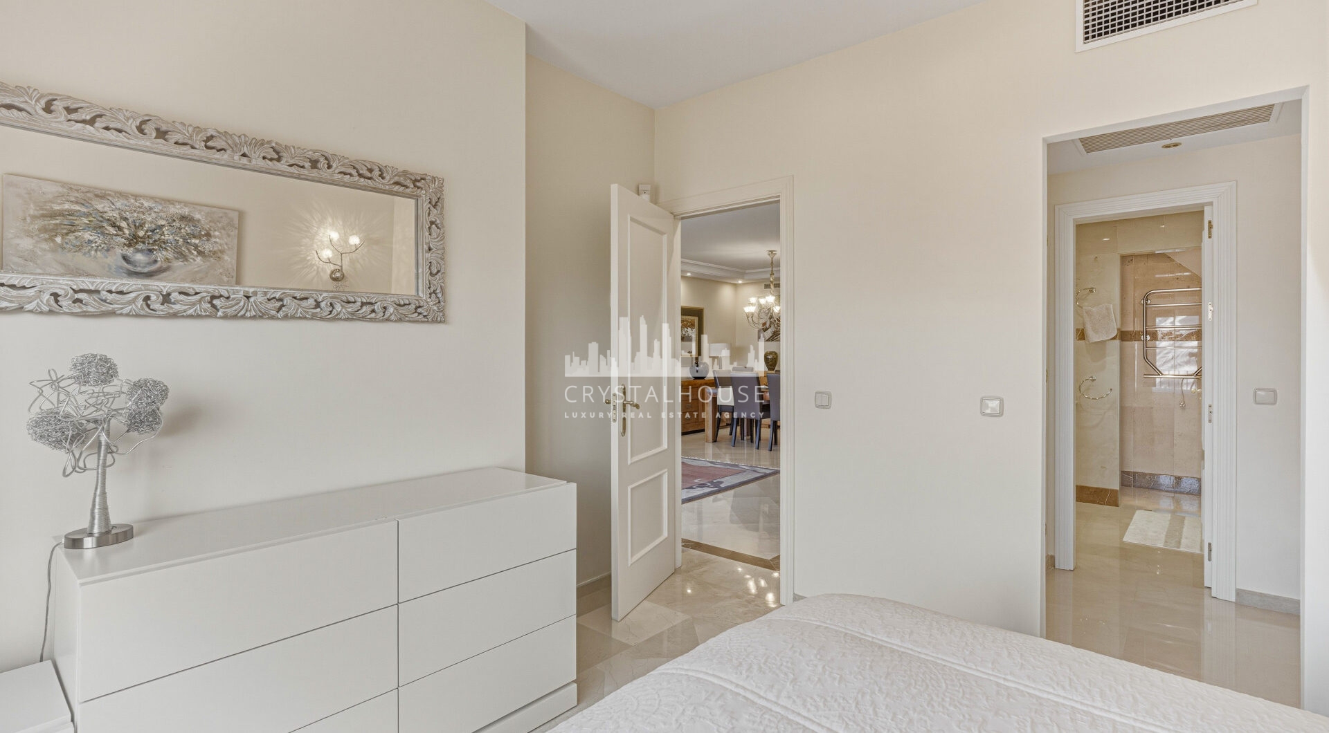 Fantastyczny południowo-zachodni naprzeciwko trzypokojowego dwupoziomowego penthouse położony w prestiżowej, strzeżonej nadmorskiej społeczności Menara Beach, Estepona