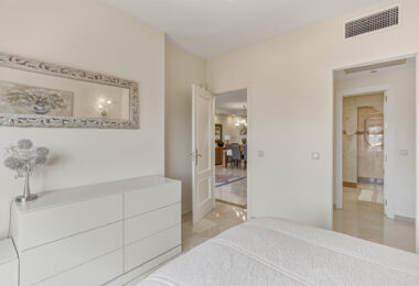 Fantastyczny południowo-zachodni naprzeciwko trzypokojowego dwupoziomowego penthouse położony w prestiżowej, strzeżonej nadmorskiej społeczności Menara Beach, Estepona