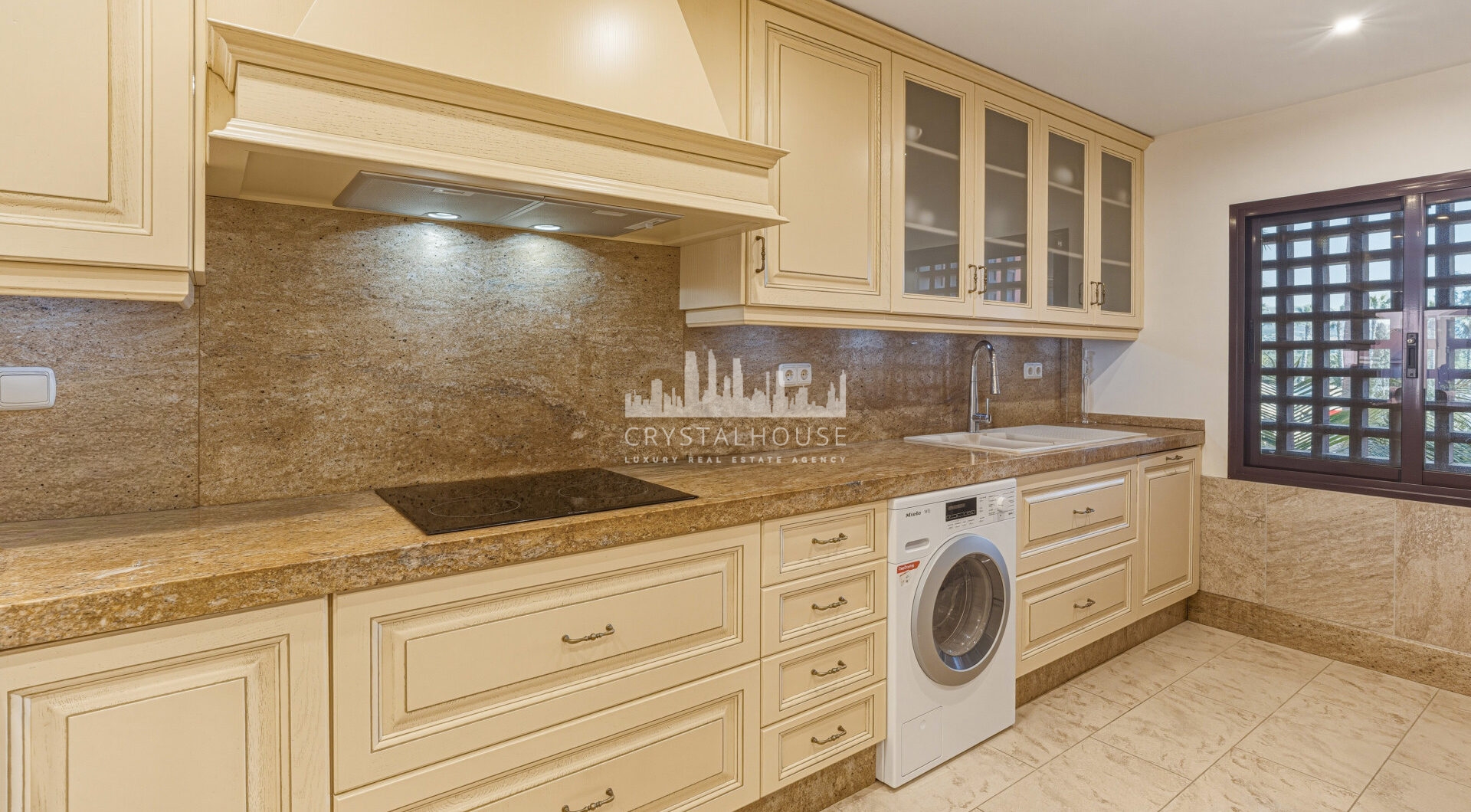 Fantastyczny południowo-zachodni naprzeciwko trzypokojowego dwupoziomowego penthouse położony w prestiżowej, strzeżonej nadmorskiej społeczności Menara Beach, Estepona