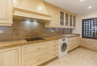 Fantastyczny południowo-zachodni naprzeciwko trzypokojowego dwupoziomowego penthouse położony w prestiżowej, strzeżonej nadmorskiej społeczności Menara Beach, Estepona