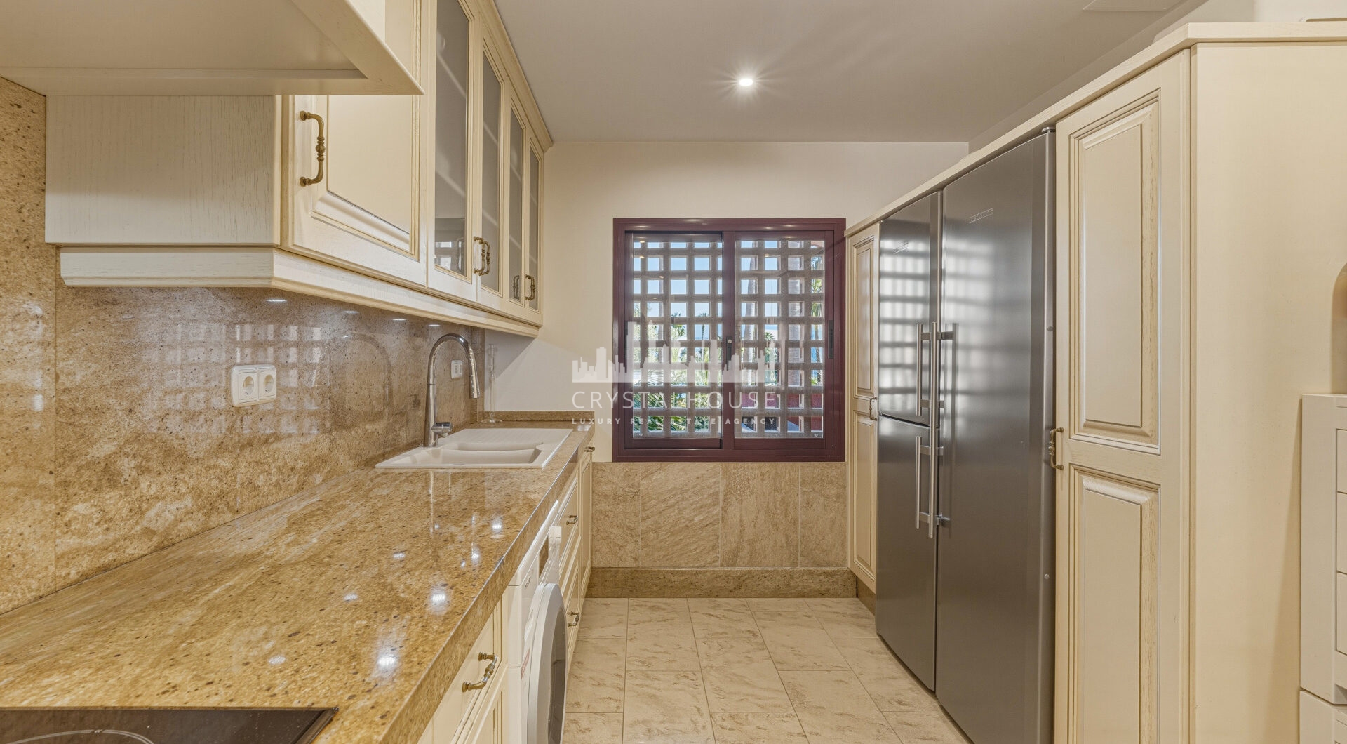 Fantastyczny południowo-zachodni naprzeciwko trzypokojowego dwupoziomowego penthouse położony w prestiżowej, strzeżonej nadmorskiej społeczności Menara Beach, Estepona