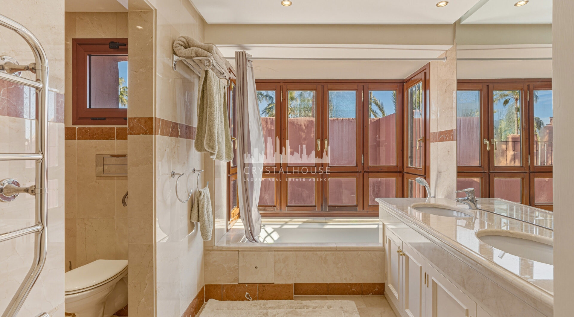 Fantastyczny południowo-zachodni naprzeciwko trzypokojowego dwupoziomowego penthouse położony w prestiżowej, strzeżonej nadmorskiej społeczności Menara Beach, Estepona