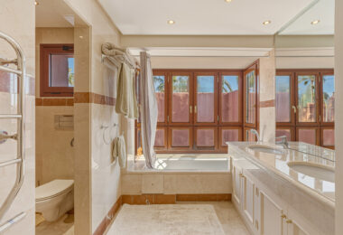 Fantastyczny południowo-zachodni naprzeciwko trzypokojowego dwupoziomowego penthouse położony w prestiżowej, strzeżonej nadmorskiej społeczności Menara Beach, Estepona