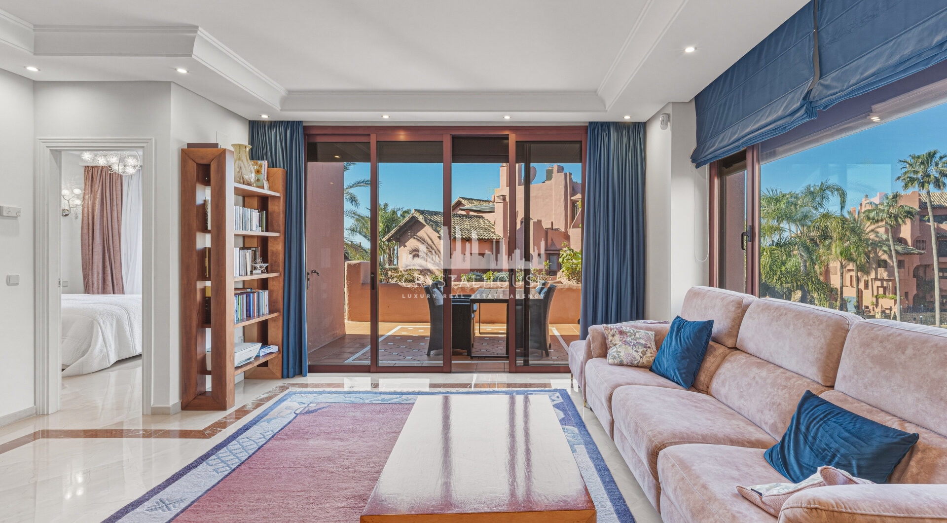 Fantastyczny południowo-zachodni naprzeciwko trzypokojowego dwupoziomowego penthouse położony w prestiżowej, strzeżonej nadmorskiej społeczności Menara Beach, Estepona