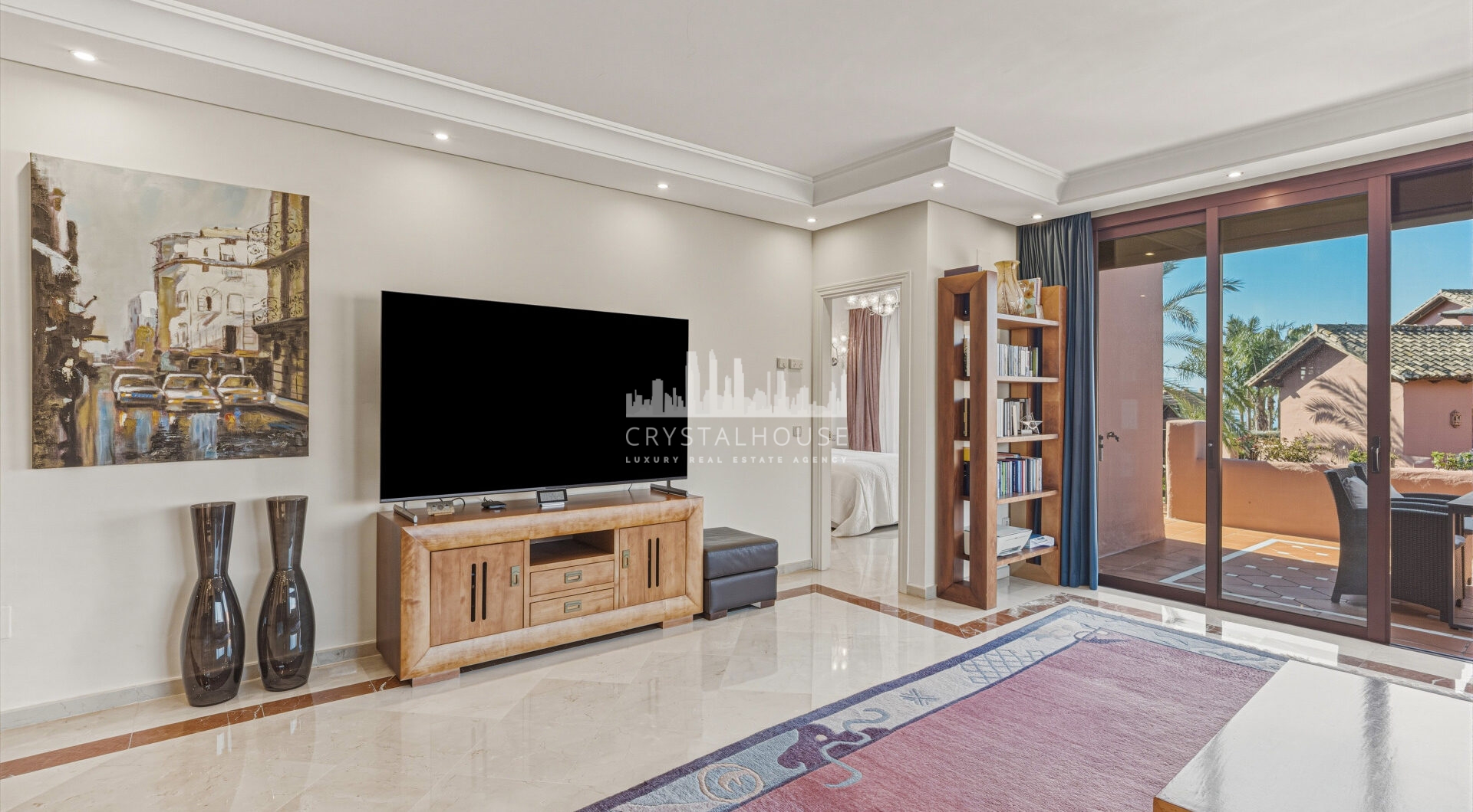 Fantastyczny południowo-zachodni naprzeciwko trzypokojowego dwupoziomowego penthouse położony w prestiżowej, strzeżonej nadmorskiej społeczności Menara Beach, Estepona