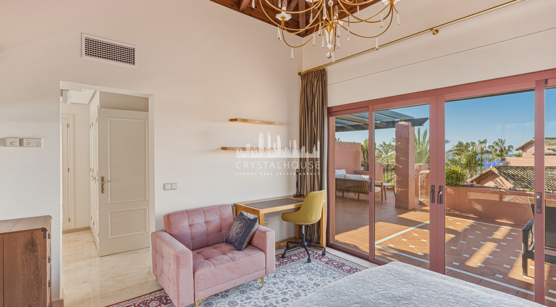 Fantastyczny południowo-zachodni naprzeciwko trzypokojowego dwupoziomowego penthouse położony w prestiżowej, strzeżonej nadmorskiej społeczności Menara Beach, Estepona