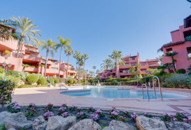 Fantastyczny południowo-zachodni naprzeciwko trzypokojowego dwupoziomowego penthouse położony w prestiżowej, strzeżonej nadmorskiej społeczności Menara Beach, Estepona