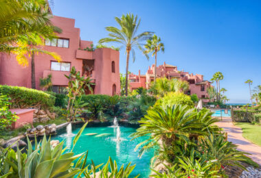 Fantastyczny południowo-zachodni naprzeciwko trzypokojowego dwupoziomowego penthouse położony w prestiżowej, strzeżonej nadmorskiej społeczności Menara Beach, Estepona