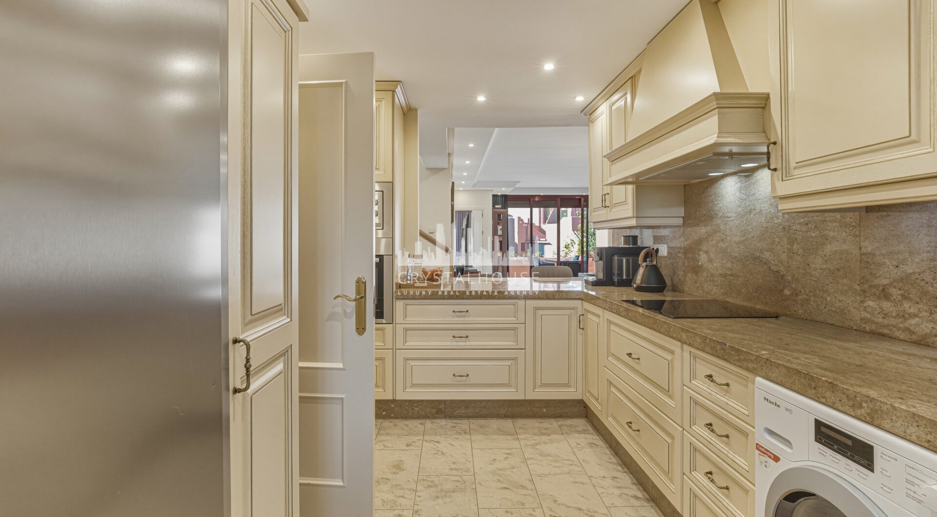 Fantastyczny południowo-zachodni naprzeciwko trzypokojowego dwupoziomowego penthouse położony w prestiżowej, strzeżonej nadmorskiej społeczności Menara Beach, Estepona