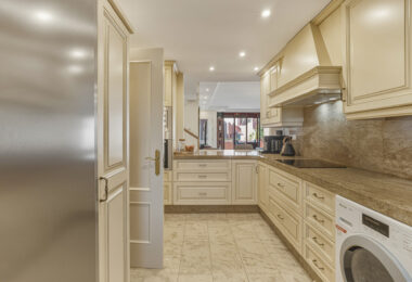 Fantastyczny południowo-zachodni naprzeciwko trzypokojowego dwupoziomowego penthouse położony w prestiżowej, strzeżonej nadmorskiej społeczności Menara Beach, Estepona