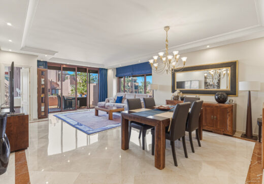 Fantastyczny południowo-zachodni naprzeciwko trzypokojowego dwupoziomowego penthouse położony w prestiżowej, strzeżonej nadmorskiej społeczności Menara Beach, Estepona