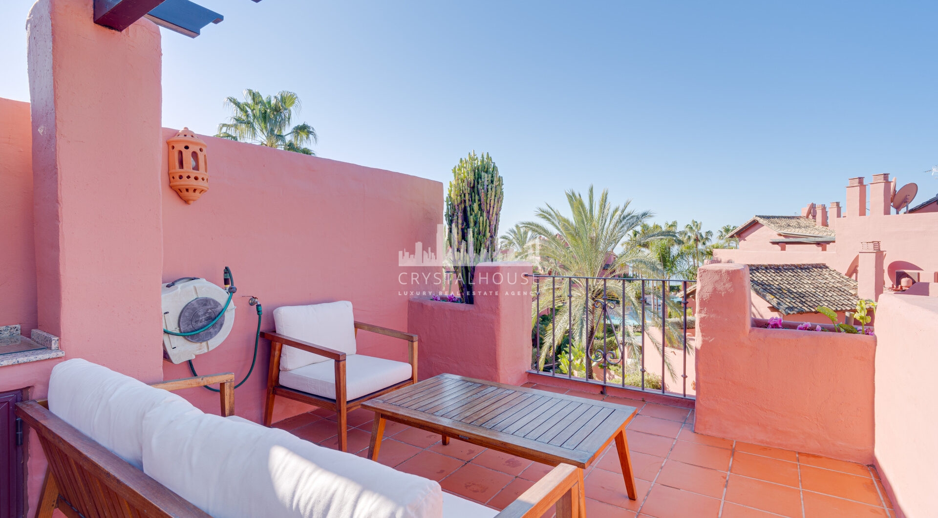 Fantastyczny południowo-zachodni naprzeciwko trzypokojowego dwupoziomowego penthouse położony w prestiżowej, strzeżonej nadmorskiej społeczności Menara Beach, Estepona