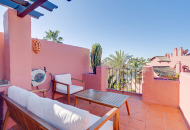 Fantastyczny południowo-zachodni naprzeciwko trzypokojowego dwupoziomowego penthouse położony w prestiżowej, strzeżonej nadmorskiej społeczności Menara Beach, Estepona